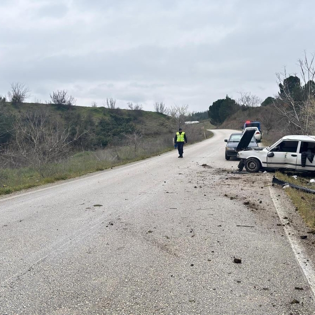 Direksiyon hakimiyetini kaybeden sürücü ağaca çarptı: 1 yaralı