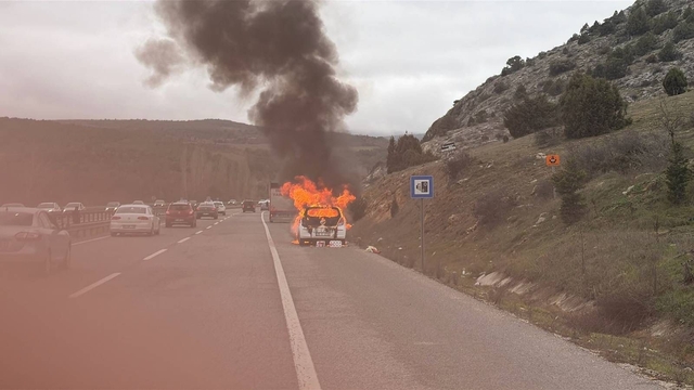 Seyir halindeki araç bir anda alev aldı
