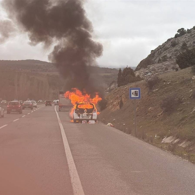 Seyir halindeki araç bir anda alev aldı