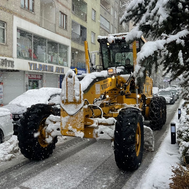 Hakkari'de 82 yerleşim yerinin yolu ulaşıma kapandı
