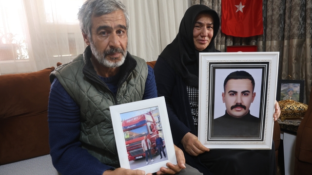 Füze saldırısında can veren genç tır şoförünün annesi: "İsrail ve Amerika kahrolsunlar, kendi ateşlerinde yansınlar"
İsrail ve Amerika'nın füze saldırısında hayatını kaybeden tır şoförünün ailesi bayramı hüzünlü geçirdi