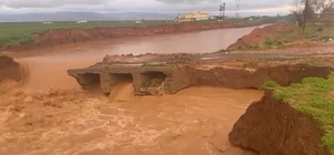 Mardin’de sağanak nedeniyle köprü yıkıldı, 'dünyanın en uzun adamı' yolda kaldı