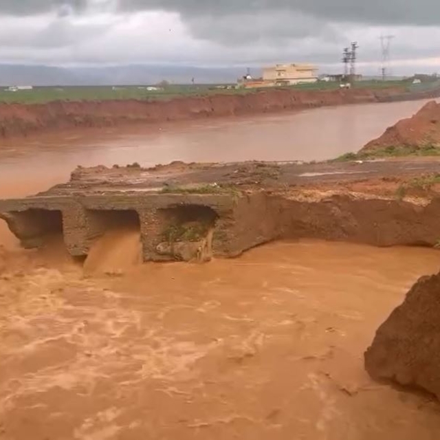 Mardin'de sağanak nedeniyle köprü yıkıldı, 'dünyanın en uzun adamı' yolda k...