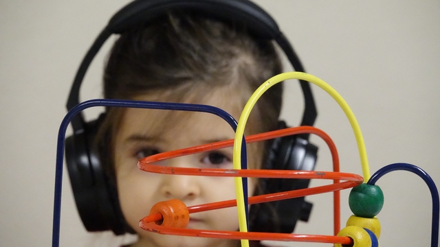 Geliştirdiği müzik temelli yöntem otizmde yüzde 25 oranında pozitif gelişim sağladı
Otizmli kızıyla kurduğu "müzik bağı" diğer ailelere umut oldu