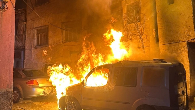 Hafif ticari aracı kundaklayan şüpheli tutuklandı