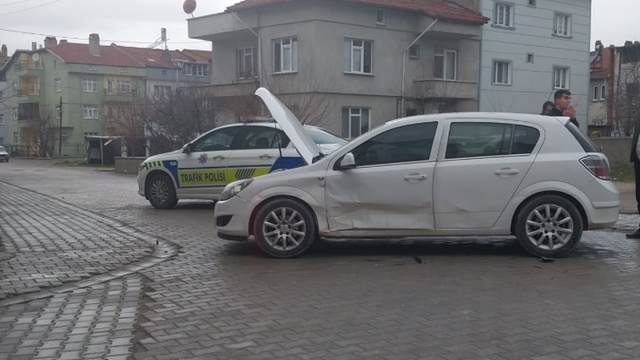 Otomobiller çarpıştı; aynı aileden 1'i çocuk 3 yaralı