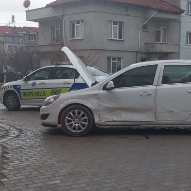 Otomobiller çarpıştı; aynı aileden 1'i çocuk 3 yaralı