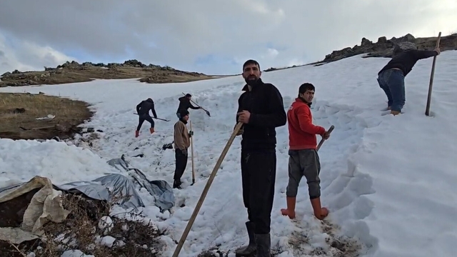 Ağrı Dağı eteklerinde kar depolama mesaisi