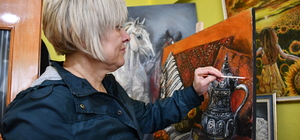 Atölyeye dönüştürdüğü kuaför dükkanında hayallerini resmediyor