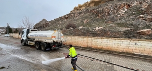 Bayburt'ta bahar temizliği kapsamında yollar ve kaldırımlar tazyikli suyla...