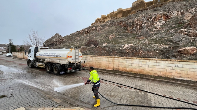 Bayburt'ta bahar temizliği kapsamında yollar ve kaldırımlar tazyikli suyla yıkanıyor