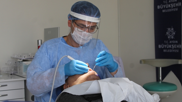 Büyükşehir hizmete açtı, iki haftada bin 500 hasta tedavi edildi
Vatandaşlardan Aydın Ağız ve Diş Sağlığı Polikliniği'ne yoğun ilgi