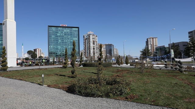 8 bin metrekarelik Dünya Kavşağı çevreci peyzajla yenilendi