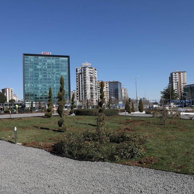 8 bin metrekarelik Dünya Kavşağı çevreci peyzajla yenilendi