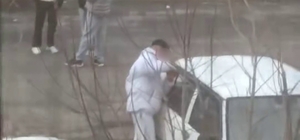 Tornavida ile otomobilin kapısını zorlayan gençler kameraya yakalandı