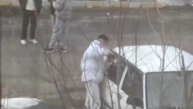 Tornavida ile otomobilin kapısını zorlayan gençler kameraya yakalandı