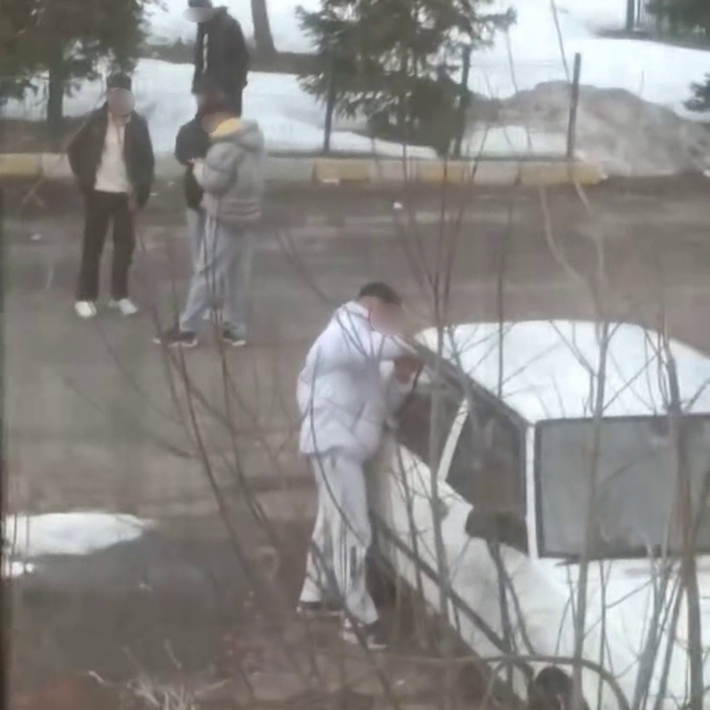 Tornavida ile otomobilin kapısını zorlayan gençler kameraya yakalandı