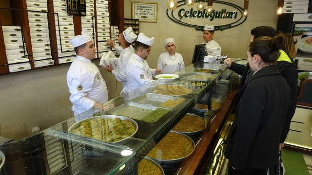 Turistler bayramda unutulmaz bir gastronomi deneyimi yaşadı
Gaziantep'in lezzetlerine hayran kaldılar