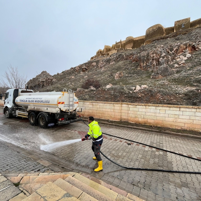Bayburt'ta bahar temizliği kapsamında yollar ve kaldırımlar tazyikli suyla...