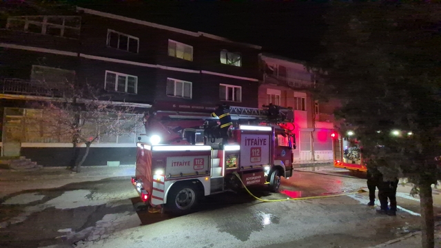 Eskişehir'de gece yangın paniği: 1'i bebek 3 yaralı
İçi neredeyse tamamen yanan daire kullanılamayacak duruma geldi