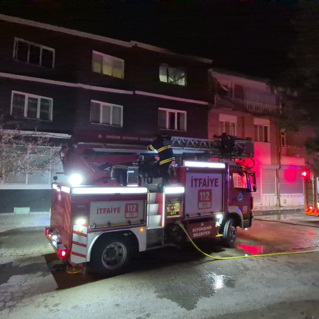 Eskişehir'de gece yangın paniği: 1'i bebek 3 yaralı
İçi neredeyse tamamen y...