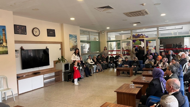 Miniklerden huzurevi sakinlerine anlamlı ziyaret