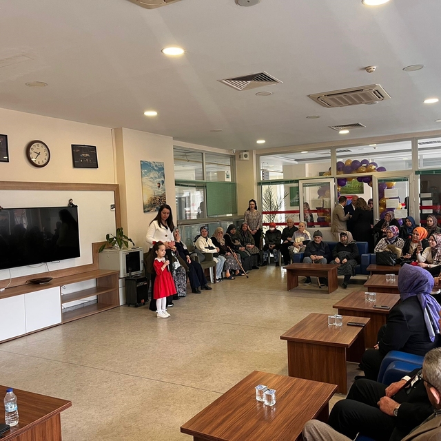 Miniklerden huzurevi sakinlerine anlamlı ziyaret