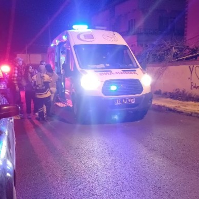 Komşular arasında bıçaklı ve sopalı kavga; 6 yaralı