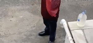 Yerde gördü, öperek yerine astı: İzleyenler duygulandı