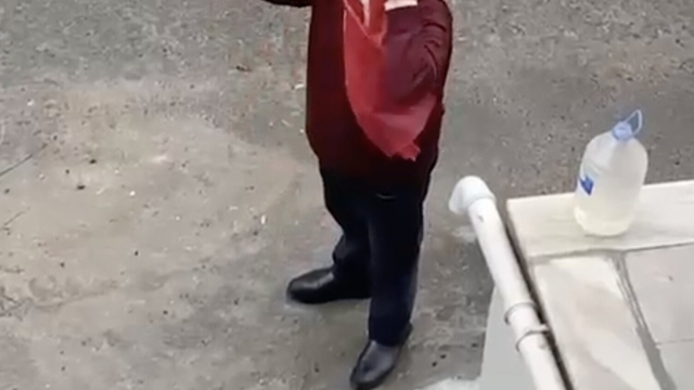 Yerde gördü, öperek yerine astı: İzleyenler duygulandı