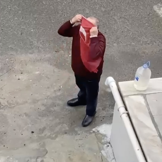 Yerde gördü, öperek yerine astı: İzleyenler duygulandı