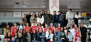 Manisa’nın tek kadın basketbol takımı zirve takibini sürdürüyor