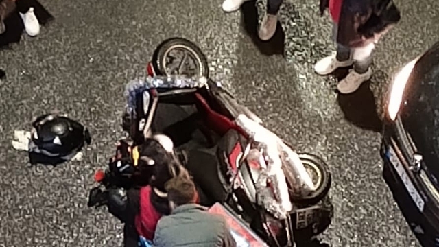 Otomobille çarpışan motosikletli kurye yaralandı