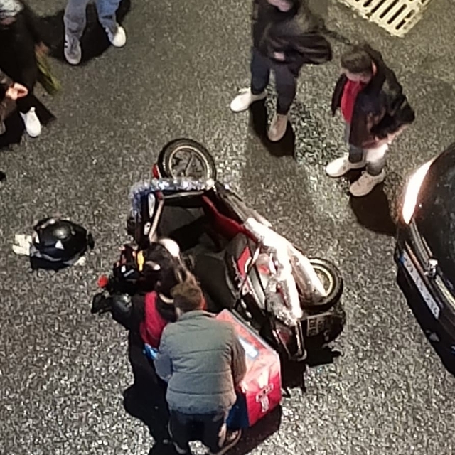 Otomobille çarpışan motosikletli kurye yaralandı