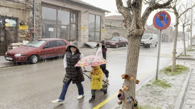 Aksaray'ın Güzelyurt ilçesinde şiddetli yağış etkili oluyor
