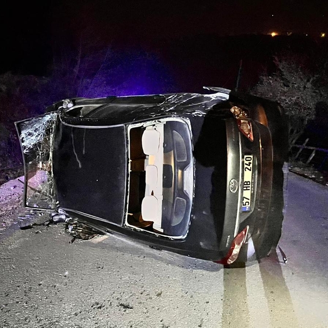 Türkeli'de devrilen otomobildeki 2 kişi yaralandı
