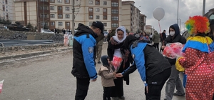 Şırnak'ta polis Nevruz etkinliklerine katılan çocuklara pamuk şeker ve balon dağıttı