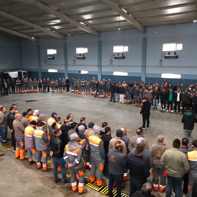 Başkan Palancıoğlu güne mesai arkadaşlarıyla bayramlaşarak başladı