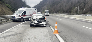 Otomobil, önündeki kamyonete çarptı: 2'si çocuk, 4 yaralı