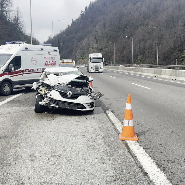 Otomobil, önündeki kamyonete çarptı: 2'si çocuk, 4 yaralı