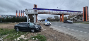 Üst geçide 20 metre mesafede otomobilin çarptığı yaya öldü