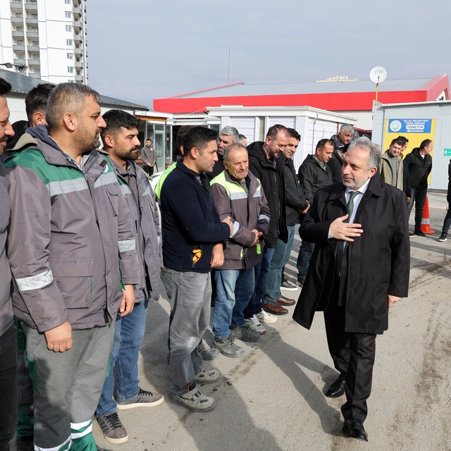 Talas'ta bayram coşkusu: Başkan Yalçın personelle kucaklaştı