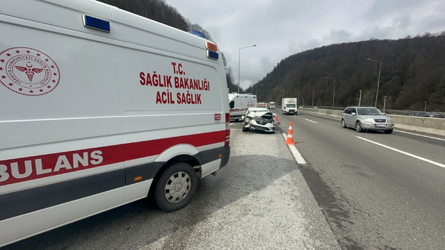 Bolu Dağı Tüneli'nde otomobille kamyonet çarpıştı: 2'si çocuk 4 yaralı