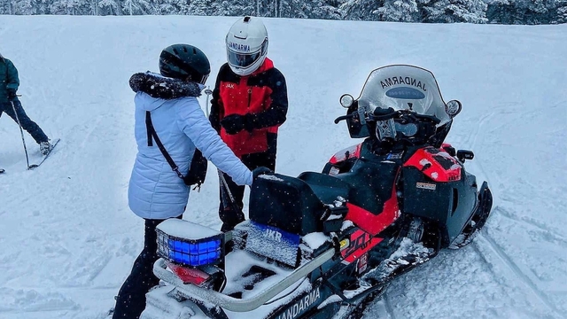 Uludağ'da jandarmadan kayakçılara yardım eli