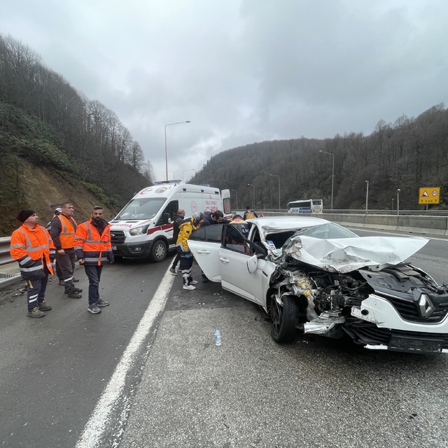 Bolu'da otomobille kamyonetin çarpıştığı kazada 2'si çocuk 4 kişi yaralandı