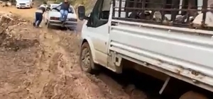 Heyelan sonrası yol çamura bulandı, offroad yarışlarını aratmayan görüntüler ortaya çıktı