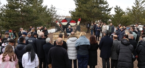Aşık Veysel 53 yıl sonra da unutulmadı Dünyaca ünlü halk ozanı Âşık Veysel vefatının 53'üncü yıl dönümünde mezarı başında anıldı