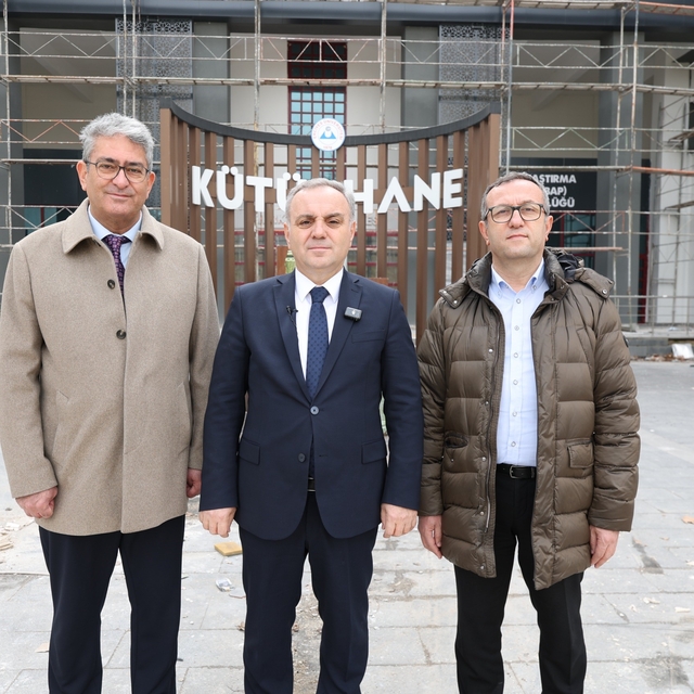 Rektör Prof. Dr. Altun, yenileme çalışması devam eden kütüphane binasını in...