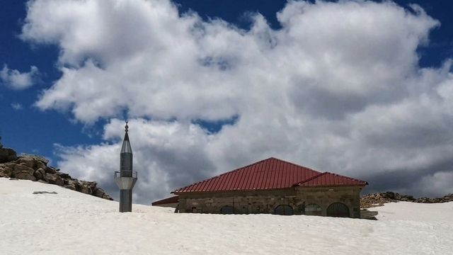 Toroslar'ın zirvesinde 741 yıllık cami kar altında kaldı