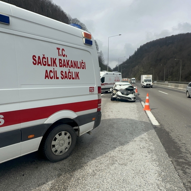 Bolu Dağı Tüneli'nde otomobille kamyonet çarpıştı: 2'si çocuk 4 yaralı
